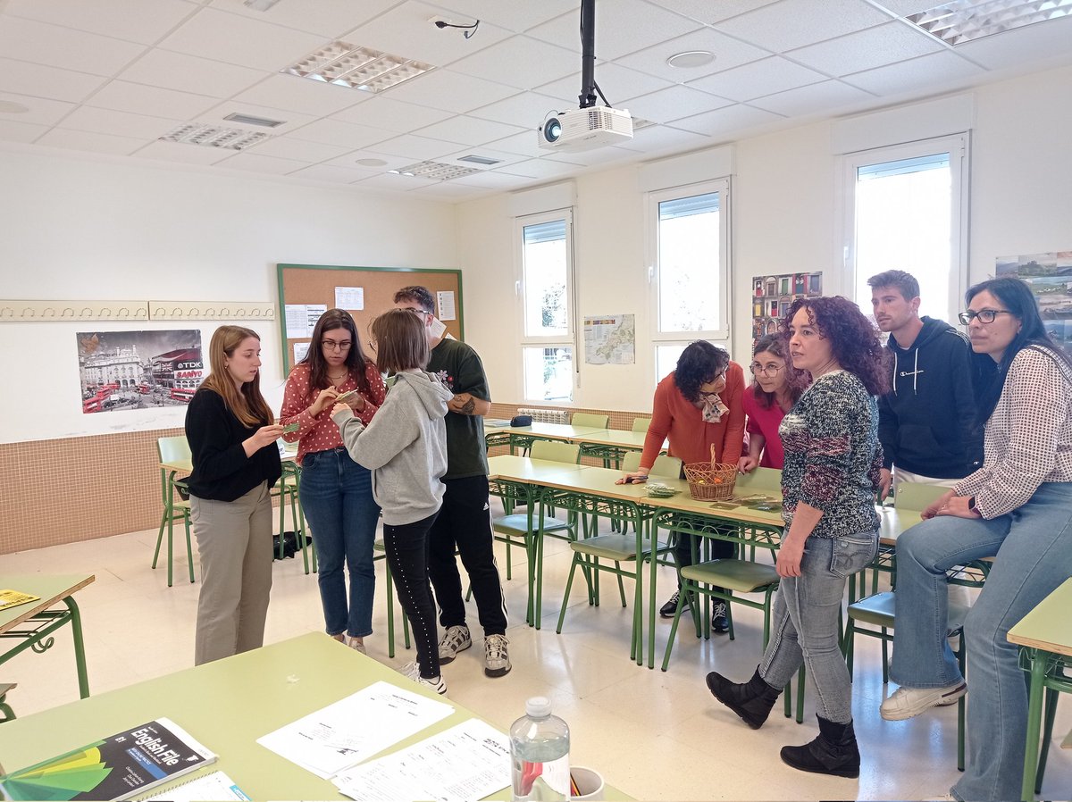 remegope's tweet photo. Easter Egg hunting🥚🐰 at @eoi_salamanca with Speaking &amp; Writing tasks to practice the new topic terms #B1level #chocolateggs #HappyEaster https://t.co/z2pZdifbu6