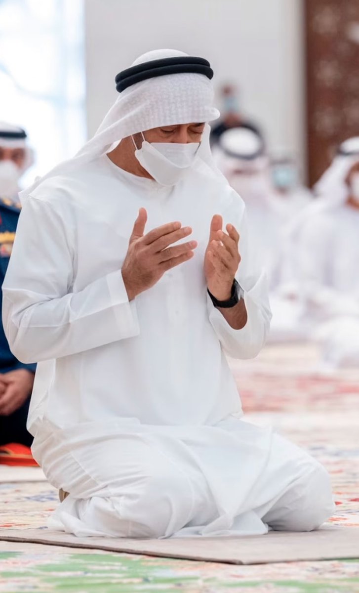 لو كانت لنا أهل الإمارات دعوة مستجابة لجعلناها لولي أمرنا المبارك بوخالد

والله إن عائلة أحدنا لا تتعدى أفرادها عدد أصابع اليد..ومع ذلك نحمل هم تربيتهم والاعتناء بهم!
.
لكُم أن تتخيلوا أن هذا الرجل يحمل همّ ملايين البشر+إدارة الملفات الداخلية والخارجية.. وخدمة البلاد والعباد
.