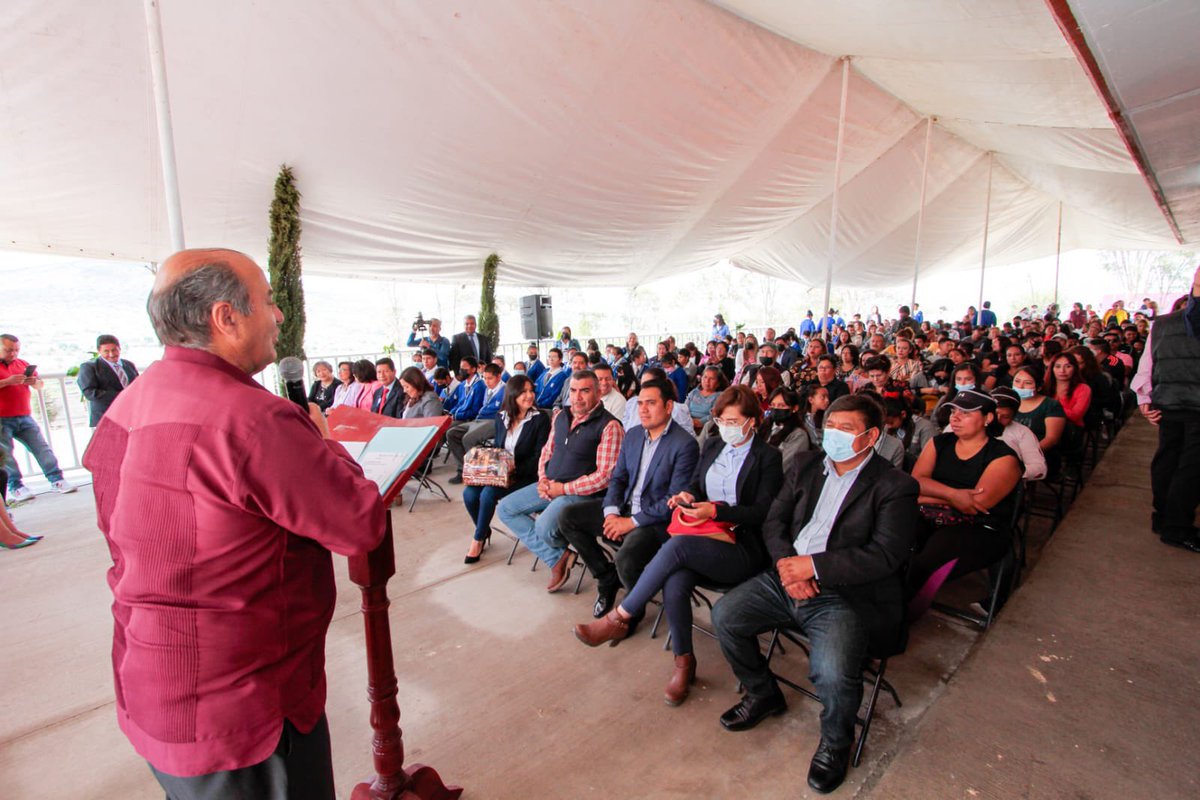 natycastrejonv's tweet photo. Acompañar a la comunidad educativa para escuchar sus necesidades y atenderlas, es una tarea que estamos emprendiendo en todas las regiones, a fin de construir #ElHidalgoQueQureremos  
 
Gracias a la comunidad de la escuela Telesecundaria 656 de #AtotonilcoDeTula por su cálido recibimiento, hoy a nombre del gobernador @juliomenchaca_ con una inversión de 2 millones de pesos, inauguramos 3 aulas y un baño, en beneficio de 51 alumnas y alumnos.
 
#PrimeroLaEducación 
#NatyCastrejón