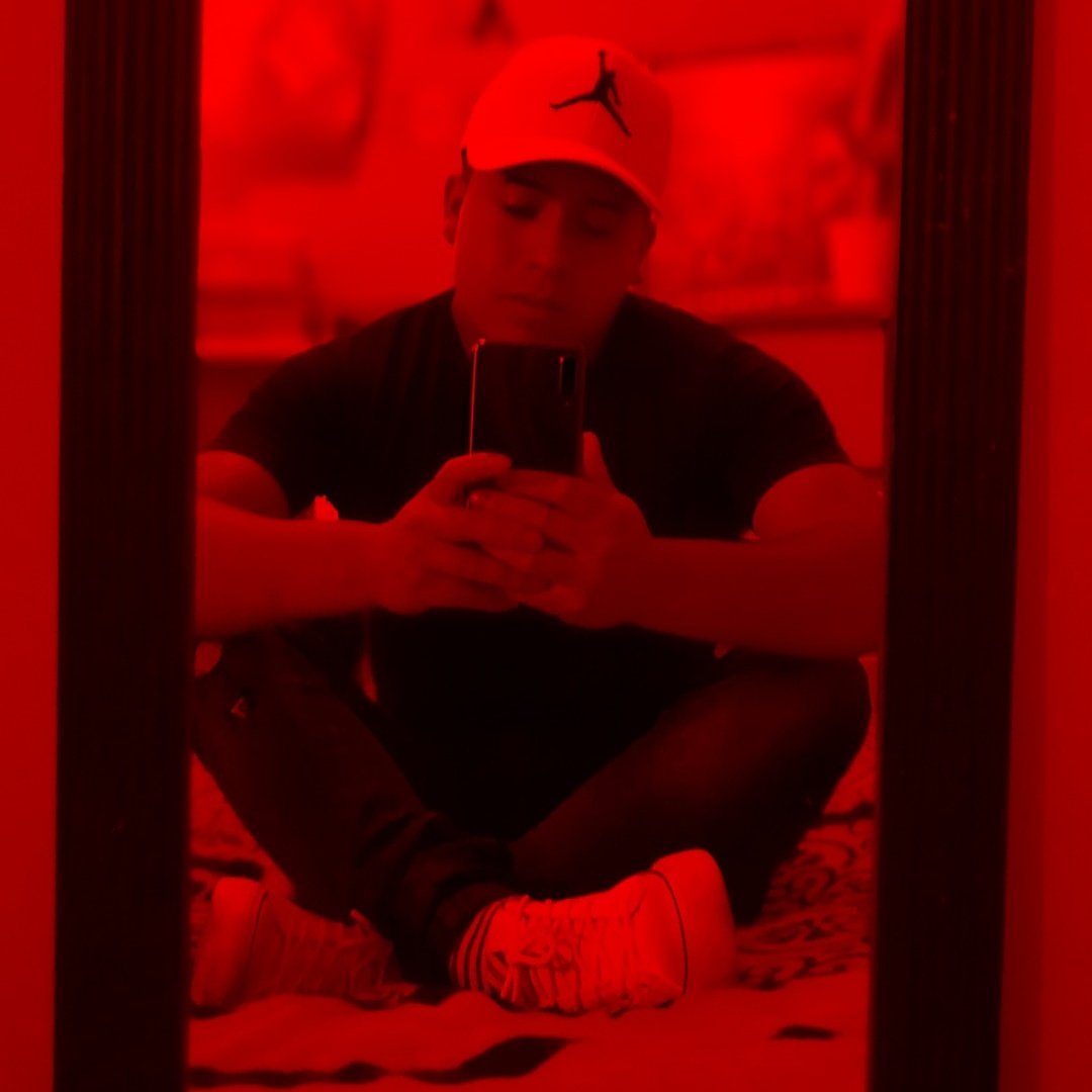 aaronss53520156's tweet photo. #NuevaFotoDePerfil 🖤🖤 https://t.co/pVrc6ZknEz
