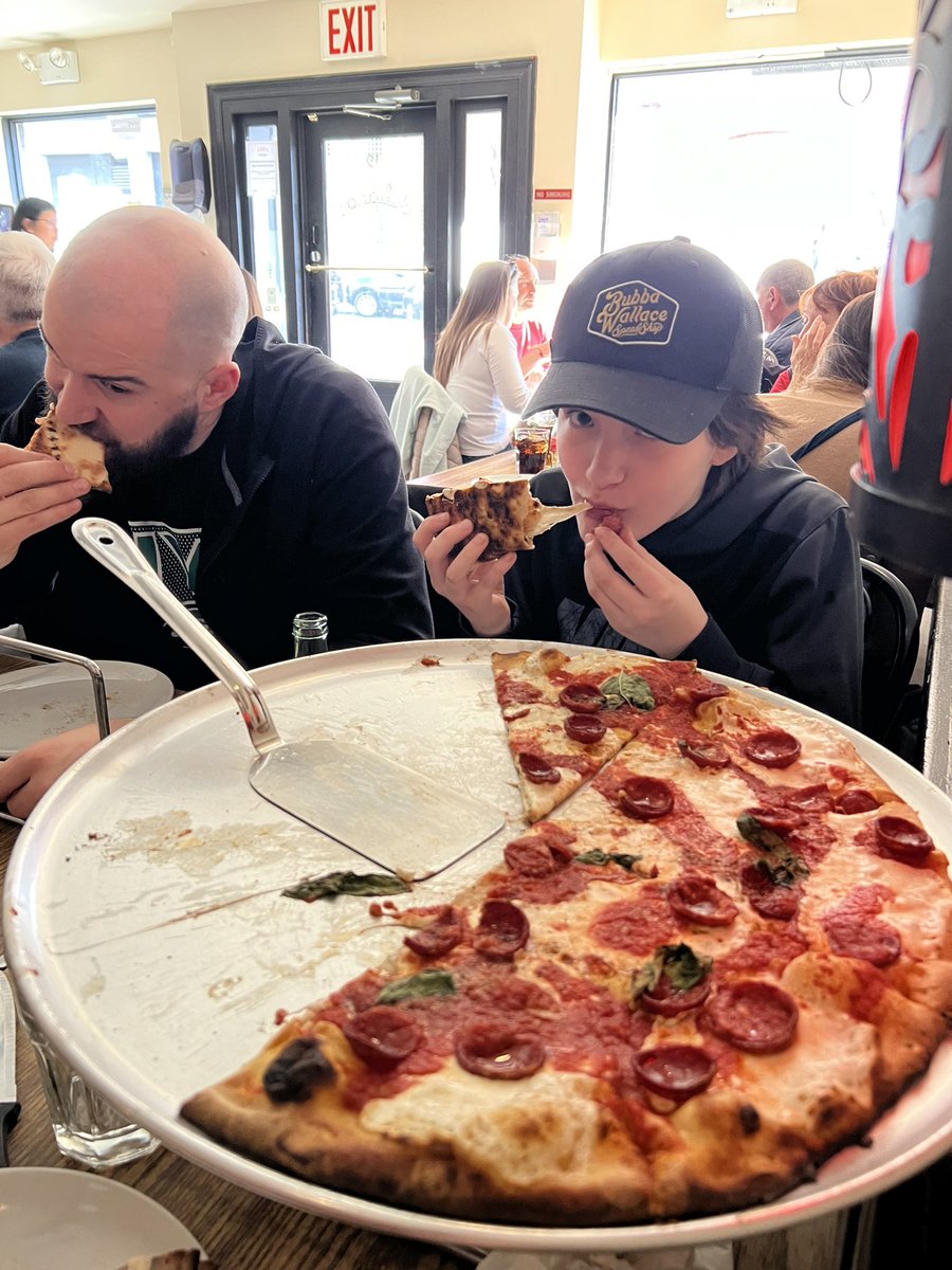 lindzymattocks's tweet photo. My favorite pizza with my favorite people. ❤️🍕 https://t.co/DaKrQtqozb