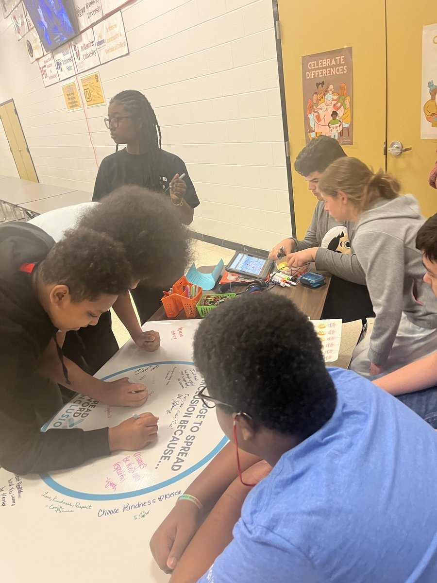 JCPSKY's tweet photo. 🙌 SPREADING INCLUSION | @KammererCubs helped Spread the Word for Inclusion today with bracelets, stickers, and a banner!

The @PledgetoInclude campaign promotes inclusion for all people with intellectual &amp; developmental disabilities.

#WeAreJCPS @SpecialOlympics @bestbuddies https://t.co/1RoEKP5j7T