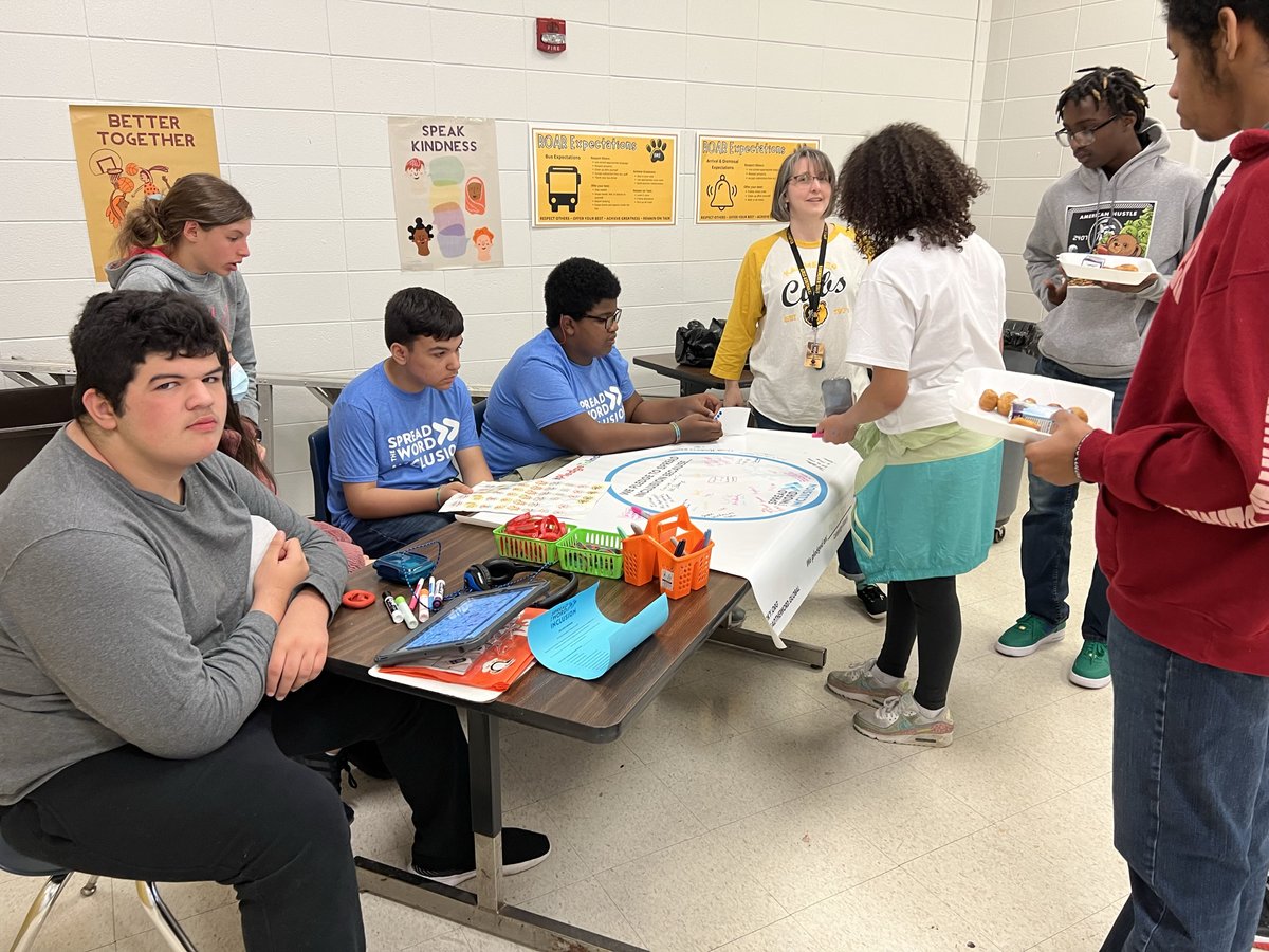 JCPSKY's tweet photo. 🙌 SPREADING INCLUSION | @KammererCubs helped Spread the Word for Inclusion today with bracelets, stickers, and a banner!

The @PledgetoInclude campaign promotes inclusion for all people with intellectual &amp; developmental disabilities.

#WeAreJCPS @SpecialOlympics @bestbuddies https://t.co/1RoEKP5j7T
