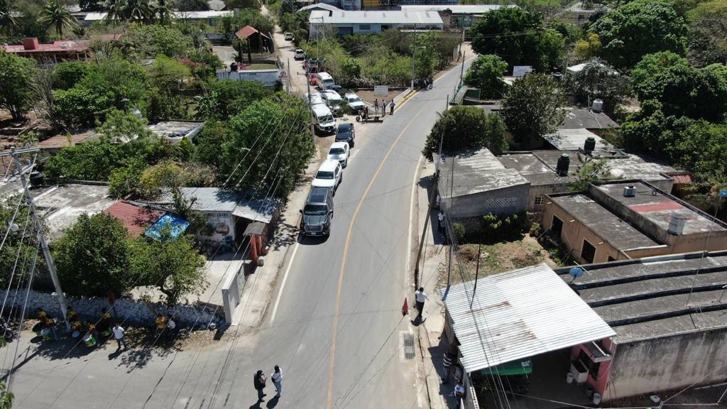 GobYucatan's tweet photo. También el Gobernador @MauVila entregó los trabajos de reconstrucción de 3.1 km de calles del camino #Umán-#Tebec, el cual no había sido reparado desde hace 20 años. En equipo ofrecemos a las familias yucatecas vialidades seguras y transformamos su calidad de vida. https://t.co/EOBRdzfSmk