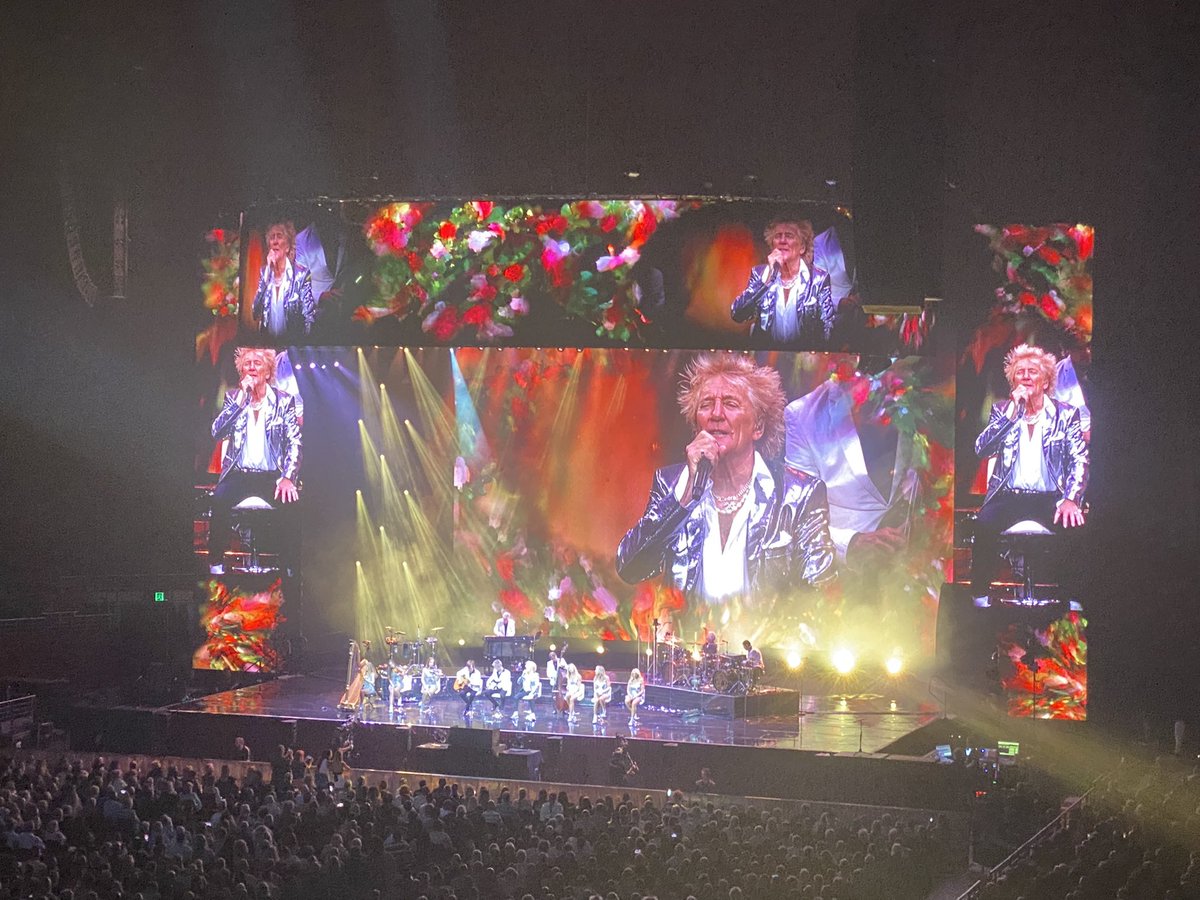 JackieHansard's tweet photo. Timeless music and he is ageless. Rod Stewart rocked the joint. https://t.co/VdgXZz3h7a