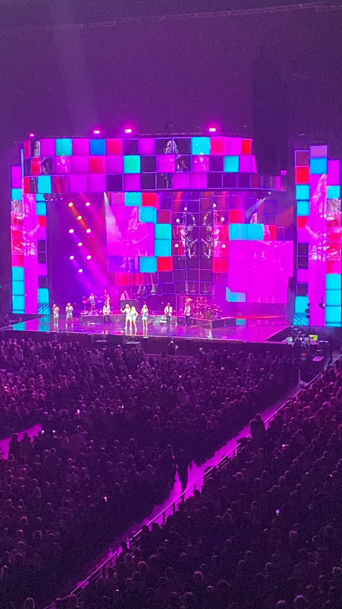 JackieHansard's tweet photo. Timeless music and he is ageless. Rod Stewart rocked the joint. https://t.co/VdgXZz3h7a