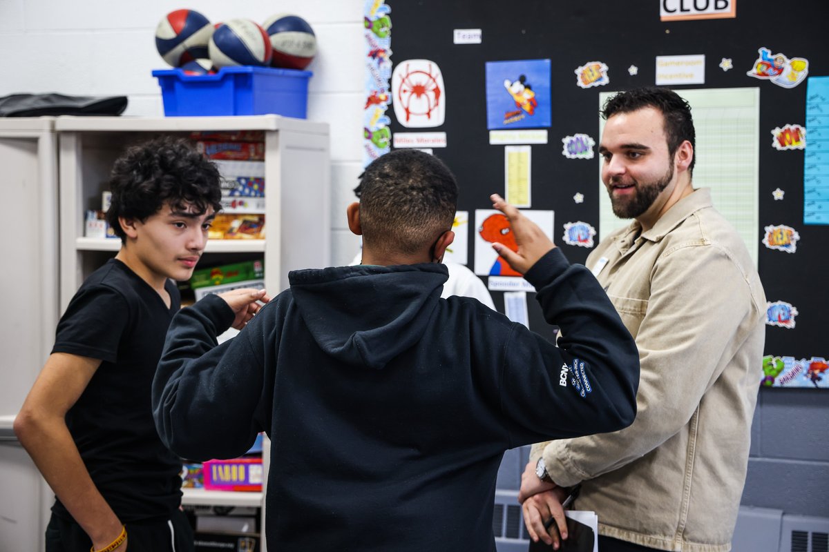 BoysClubNY's tweet image. @StoryCorps at BCNY!
In this program, members learn the ins and outs of podcasting: setting up microphones, tracking their recordings and listening to examples of professionally recorded podcasts. 

Thank you @storycorps for your collaboration!  
#NYCKIDS #BCNY #PODCAST #MEDIA