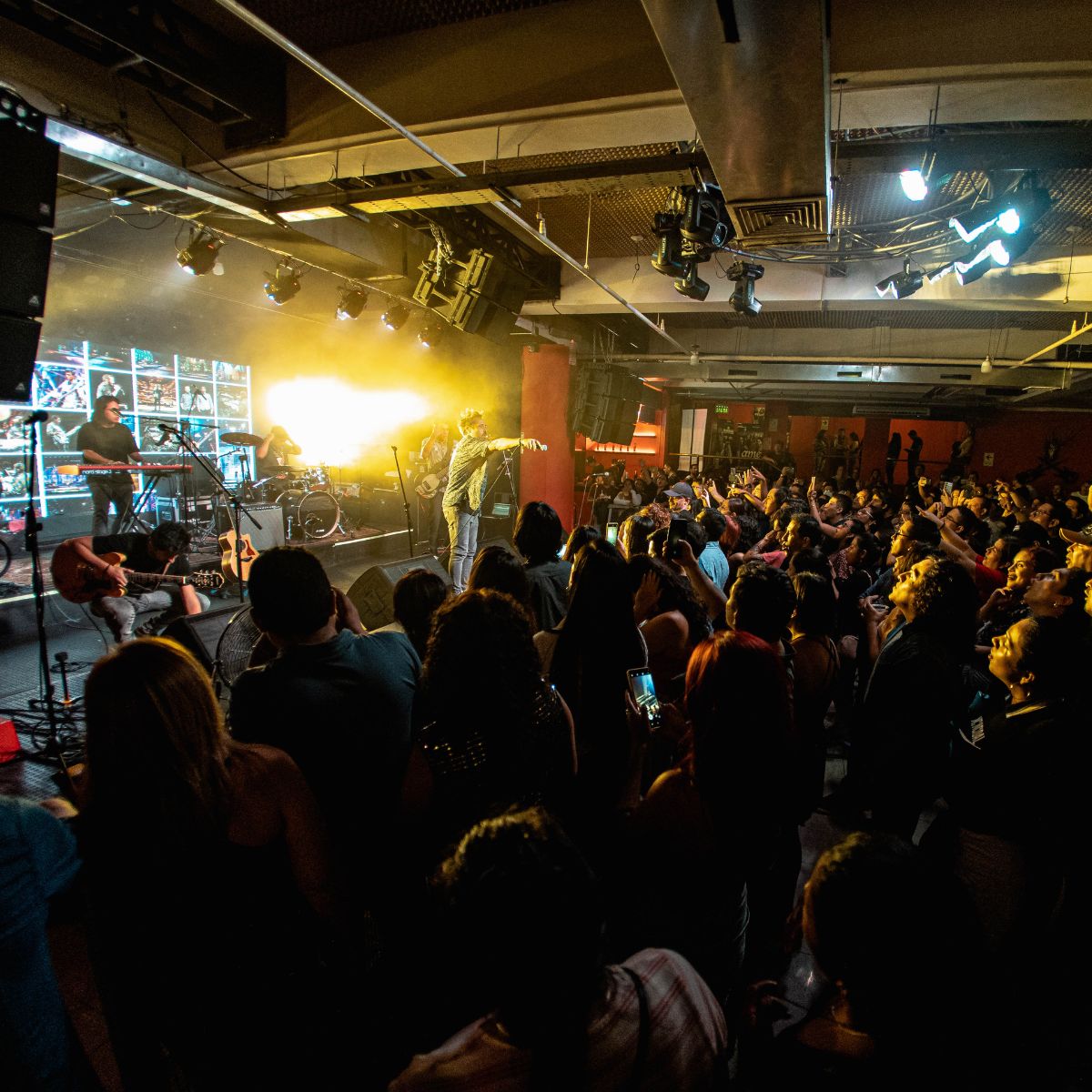 diegodibos's tweet photo. El sábado pasado, los @tkperu y yo tuvimos el gusto de compartir escenario con @Mardecopas, Hizteria, Ah Nada y XTRAÑOS en el Yield Rock. ¡Fue una tremenda fiesta! ¡La pasamos genial! Chequea las fotos para que veas cuánto vacilamos... 😎🤘🏻

#tkperu #conciertos #musicaenvivo https://t.co/zb8Xkh2lou