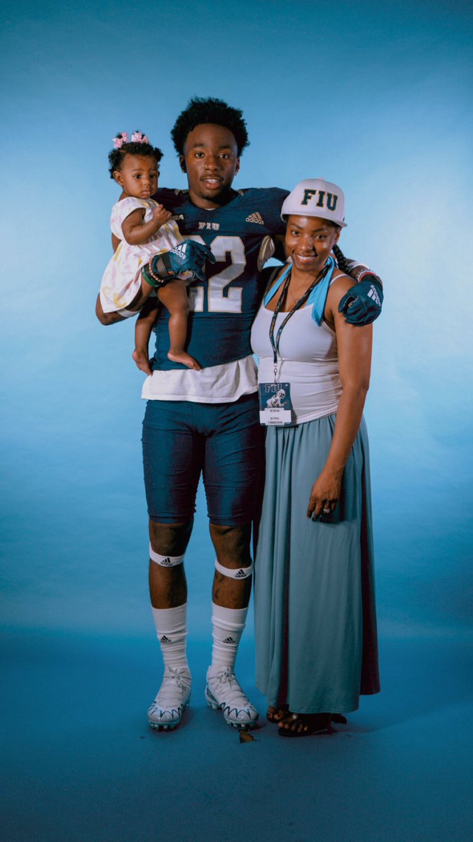 OrlandoSyph's tweet photo. Spring break in the 305! Excited for more spring breaks and living in Miami @FIUFootball Thank you @CoachMikeMac and @Coach_Dewitt for giving me an introduction to my new home. I look forward to officially getting on campus after graduation #fiupanthers #officalvisit @MHHSFB https://t.co/bu6S4ZBHRh