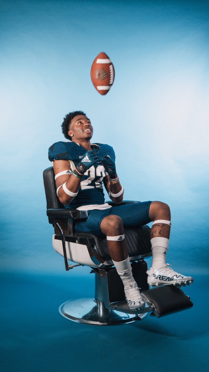 OrlandoSyph's tweet photo. Spring break in the 305! Excited for more spring breaks and living in Miami @FIUFootball Thank you @CoachMikeMac and @Coach_Dewitt for giving me an introduction to my new home. I look forward to officially getting on campus after graduation #fiupanthers #officalvisit @MHHSFB https://t.co/bu6S4ZBHRh
