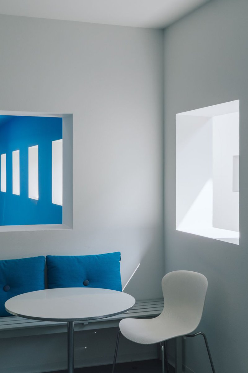 interior_oli's tweet photo. La decoración en azul y blanco es enormemente versátil y se adapta a cualquier estilo. Ya sea en tonos claros u oscuros, combinada con materiales orgánicos o con las superficies más pulidas y brillantes.
#diseño #decoracion #planner5d #ideas #hogar #trend #interiorismo #color https://t.co/OQroBXIM27