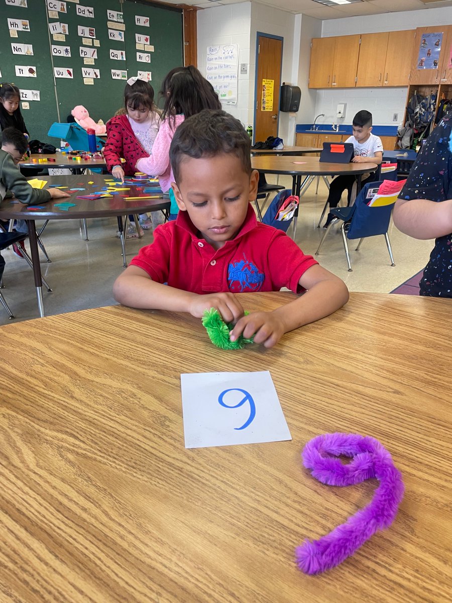 EmmaChaconED's tweet photo. so much fun in math groups! these mathematicians have my heart! 🥰 https://t.co/rmQLrLijRM