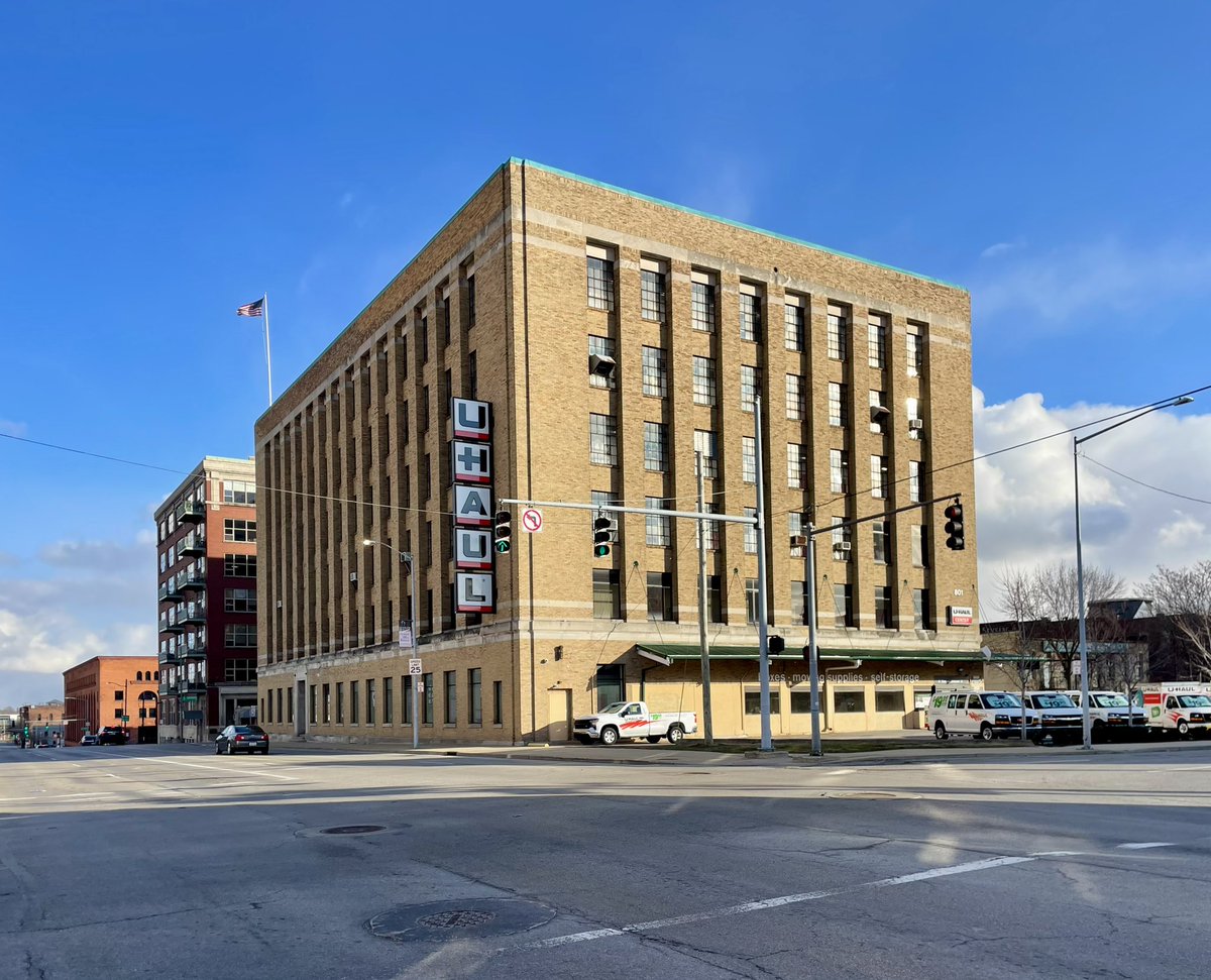 JoshLipnik's tweet photo. two repurposed factory/warehouses in downtown Toledo, one as lofts and the other by UHaul https://t.co/3flDaxI2Rg