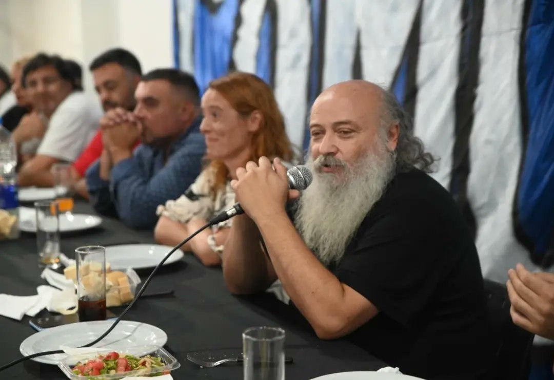 ComunesArg's tweet photo. Nos encontramos referentes de todas las organizaciones del partido para hacer balance del lanzamiento en Deportivo Español, debatir sobre la coyuntura de nuestro país y proyectar las tareas que se vienen. 

Gracias a lxs compañerxs del comedor “Los Pochitos" por el espacio. https://t.co/3w4NWdsMeh