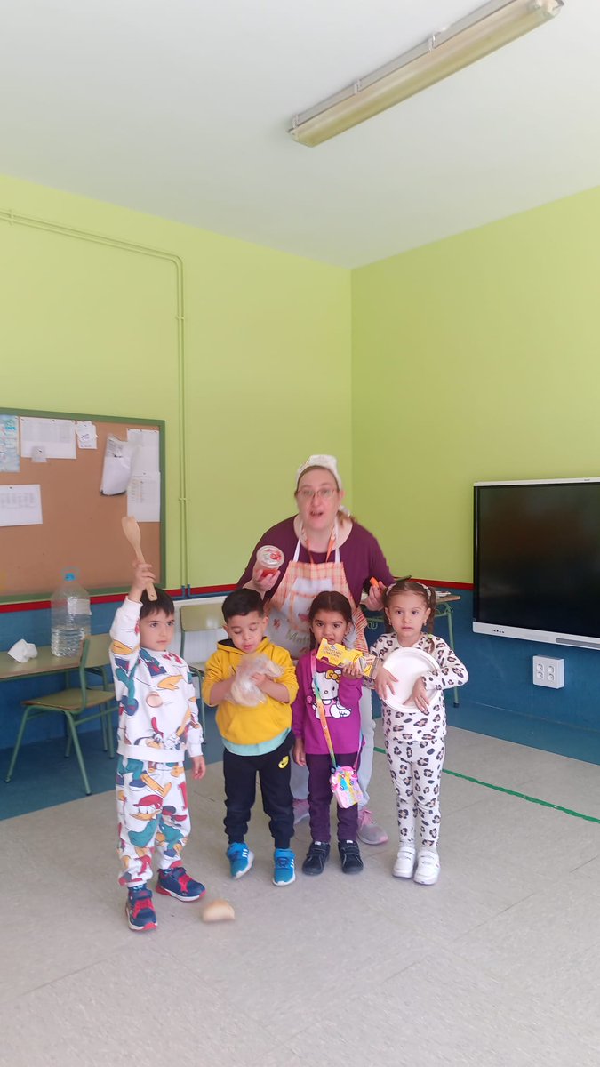 CeipNSAsuncion's tweet photo. Nuestros grandes chefs de infantil preparan recetas de cine para chuparse los dedos.Terminamos nuestra semana cultural en el @CeipNSAsuncion os deseamos unas felices vacaciones. https://t.co/OqFqs036TZ