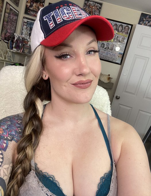 It&rsquo;s my 6-YEAR anniversary on Patreon 😵  A bunch of you have been there since I started it &amp; that is<a href="/tag/iscreamday"class="tags"><span>#iscreamday</span></a><a href="/tag/daffanatics"class="tags"><span>#daffanatics</span></a>