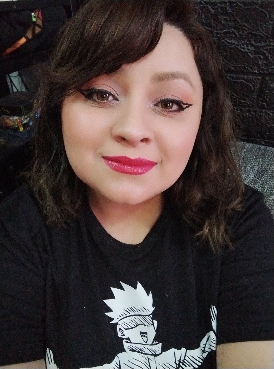 nabu_chann's tweet photo. Después de colapsar y andar un par de días malita y con dolor, hoy ya me siento mejor y toca strumsito pa no romper racha #twitch #stream #selfie #happy https://t.co/uM7HlKTRsP