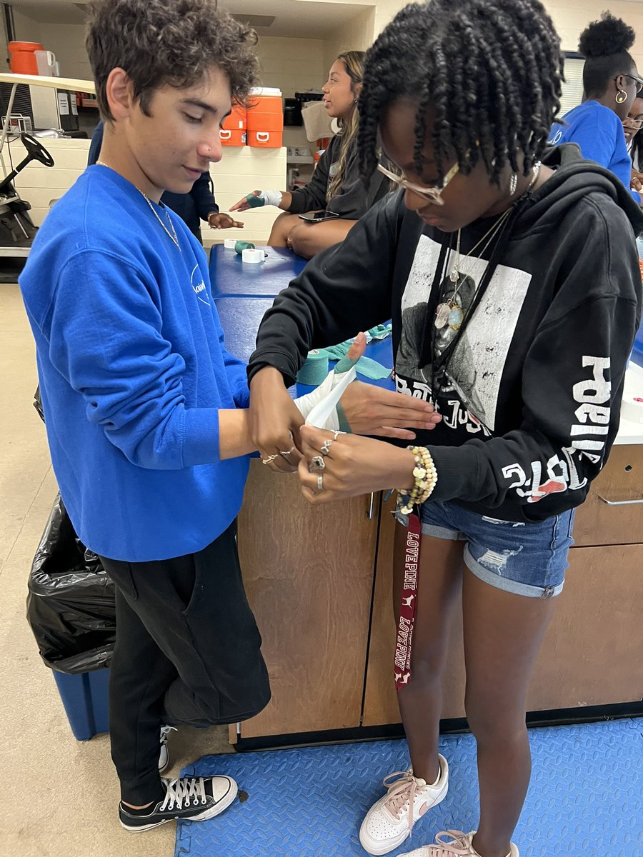 AshleySimp1023's tweet photo. Love seeing my veteran ATSAs mentor and teach the rookie ATSAs about taping! Preparing for spring football season 👏🏼 @HilarieBlum @TheMainlandHSFB @mmfraine @Mainlandhigh @cte_mainland @VolusiaCTE https://t.co/80Gg9fMciy