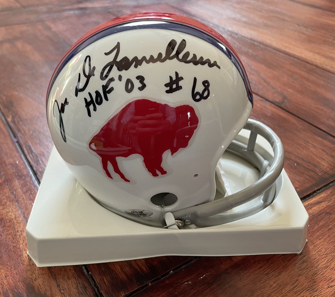 🚨 GIVEAWAY TIME 🚨 

I’m giving away this autographed Joe DeLamielleure vintage mini helmet to one Bills fan!

All you have to do is:

1. Follow this account
2. Retweet this tweet
3. Like this tweet

Winner announced next Saturday!

#BillsMafia