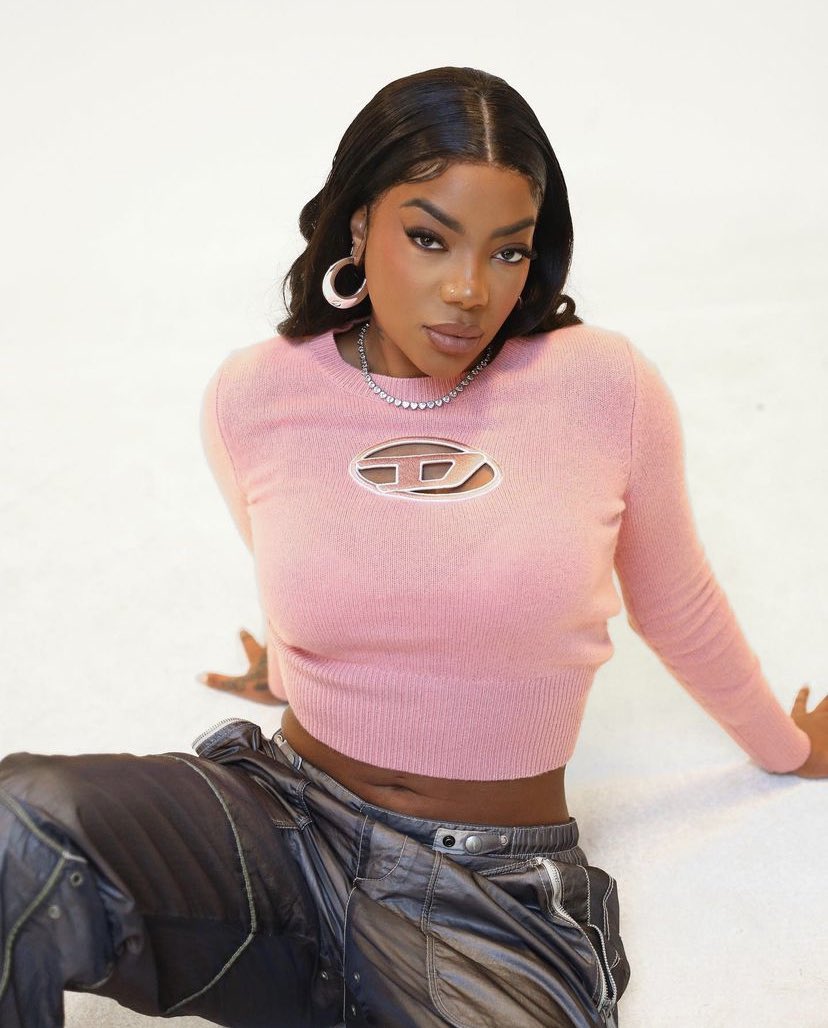 TemiCastle's tweet photo. LUDMILLA veste Diesel e o adm veste óculos 💘 https://t.co/ucWq3KqYl4
