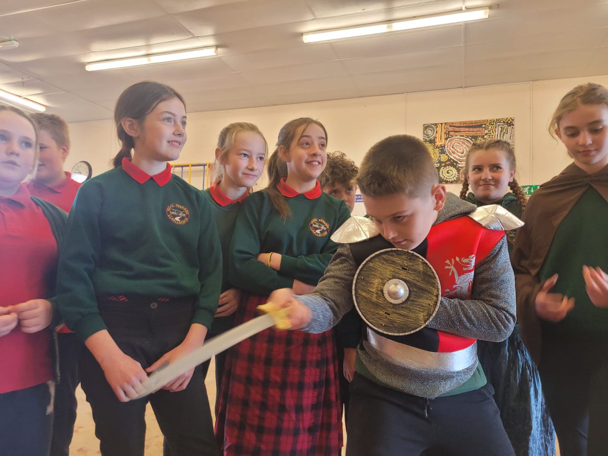 Datblygu sgiliau drama hefo'r anfarwol <a href="/ManonPrysor/">Manon Prysor</a> #troseddachosb #chwaraerôl #action #dramatization <a href="/LlC_Addysg/">Llywodraeth Cymru Addysg</a> 
<a href="/CyngorGwynedd/">Cyngor Gwynedd</a> #cwricwlwmigymru @theatrbaracaws
