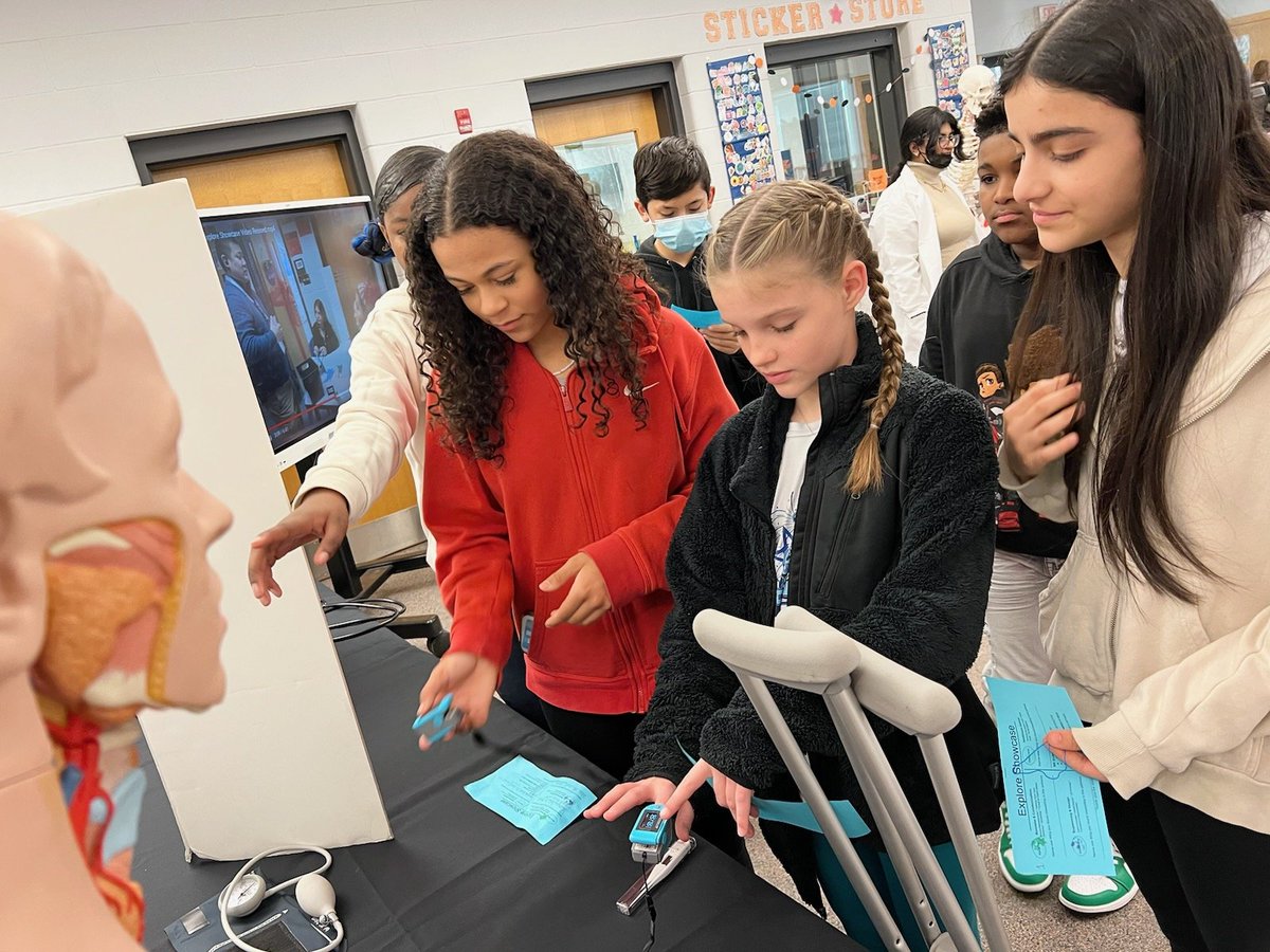 RamseyMS_JCPS's tweet photo. Ramsey 6th graders were excited to learn all about our Explore Pathways at our 2nd annual Explore Showcase! This was an opportunity for 6th graders to have a sneak peak of what they can experience in the different pathways their 7th and 8th grade years! #ServeToBeGreat https://t.co/4GDls9TZXB