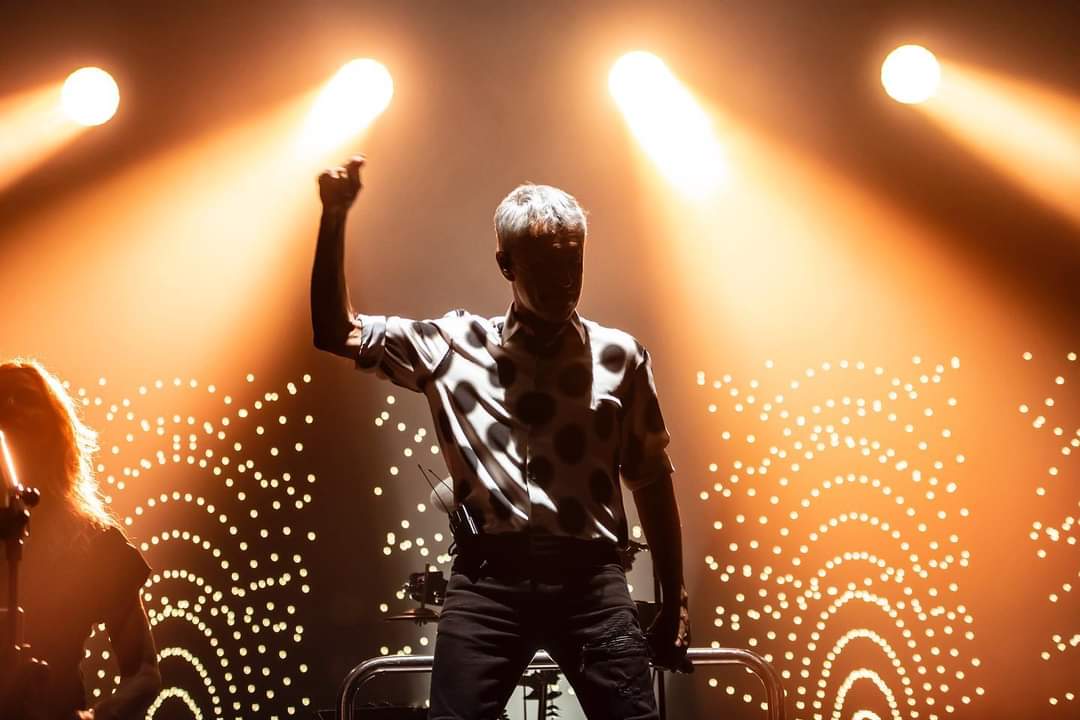 Nos cuenta <a href="/SDalmaoficial/">Sergio Dalma</a> : "Estoy muy feliz con el resultado de las maquetas que voy grabando para mi nuevo disco. Sigo innovando 😜"

#NuevoDiscoDalma2023 

Fotografía: <a href="/ChusBlazquezPH/">Chus Blázquez PH</a>
Gira 30 y Tanto - Lleida