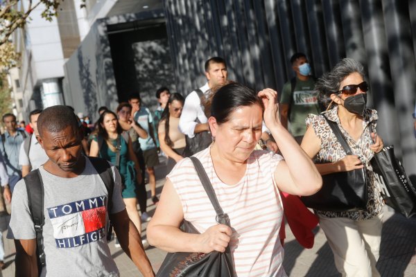 🔴AHORA | Falla en tren provoca el cierre de estaciones del Metro entre Salvador y Alcántara y aglomeraciones y congestión en zona oriente de Santiago bit.ly/3ZsWlwz