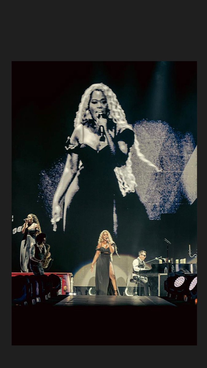 Cavernicolas, eso fuimos
Sin patria, sin futuro, sin hogar
Eramos 2 y nos bastaba
Bien sabe dios que nos gustaba
Vivir así… 

#BlancoYNegroTour #BlancoYNegro   #RicardoArjona #Tour2022 Florlenz #music #singer #showgirl #corista