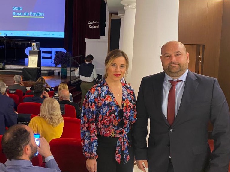 InmaTenor's tweet photo. 🌹En la gala de entrega de la 'Rosa de Pasión' a la @hdadsantamarta por su labor con los refugiados de Ucrania, y la presentación del Programa de Mano @cruzdeguiaser de @RadioSevilla, en el que colabora #OROC Fibra y Móvil.
#SemanaSantaSevilla2023 #SemanaSanta2023 #SevillaHoy https://t.co/54CsIB2Sqj