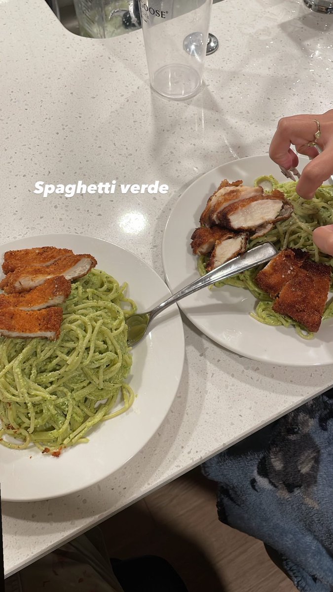 _Dadduy's tweet photo. Gonna start selling some homemade sauces
Simply cook pasta, heat up sauce, toss it together. 
All the flavor is already there and gets better in fridge 
This week I have a rich bolognese with chunks of mushrooms. Changing sauce every week. $10 per jar makes ~6 portions or more https://t.co/Uk2V0v1xLC