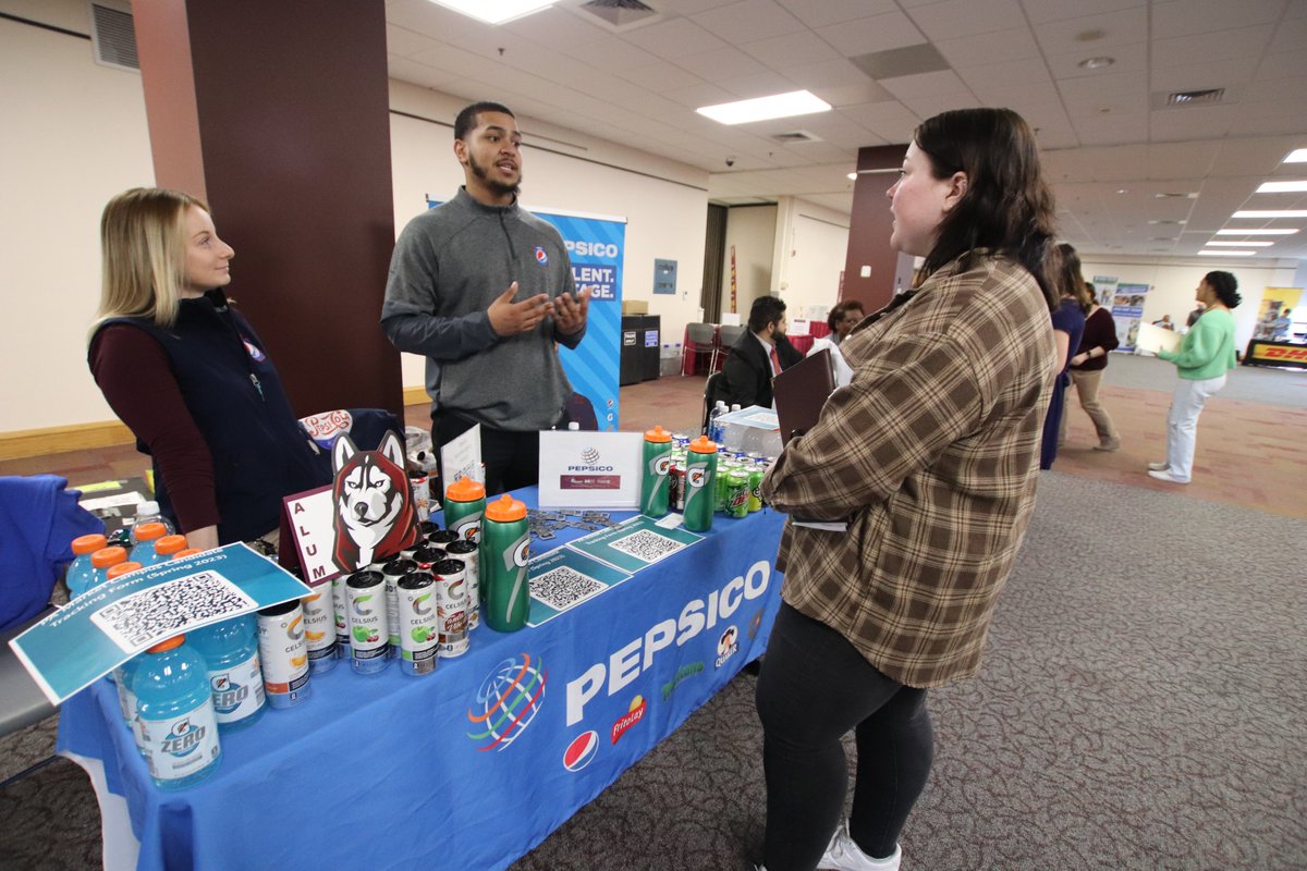 BloomsburgU's tweet photo. Finding a career path! 👔👠🐾 Networking ✔ Connecting with employers ✔ Getting advice ✔  #ProfessionalU #HuskyUnleashed #careers #jobs 

📸➡ https://t.co/ZQAJ0qXaQB https://t.co/MCG1D79QnQ