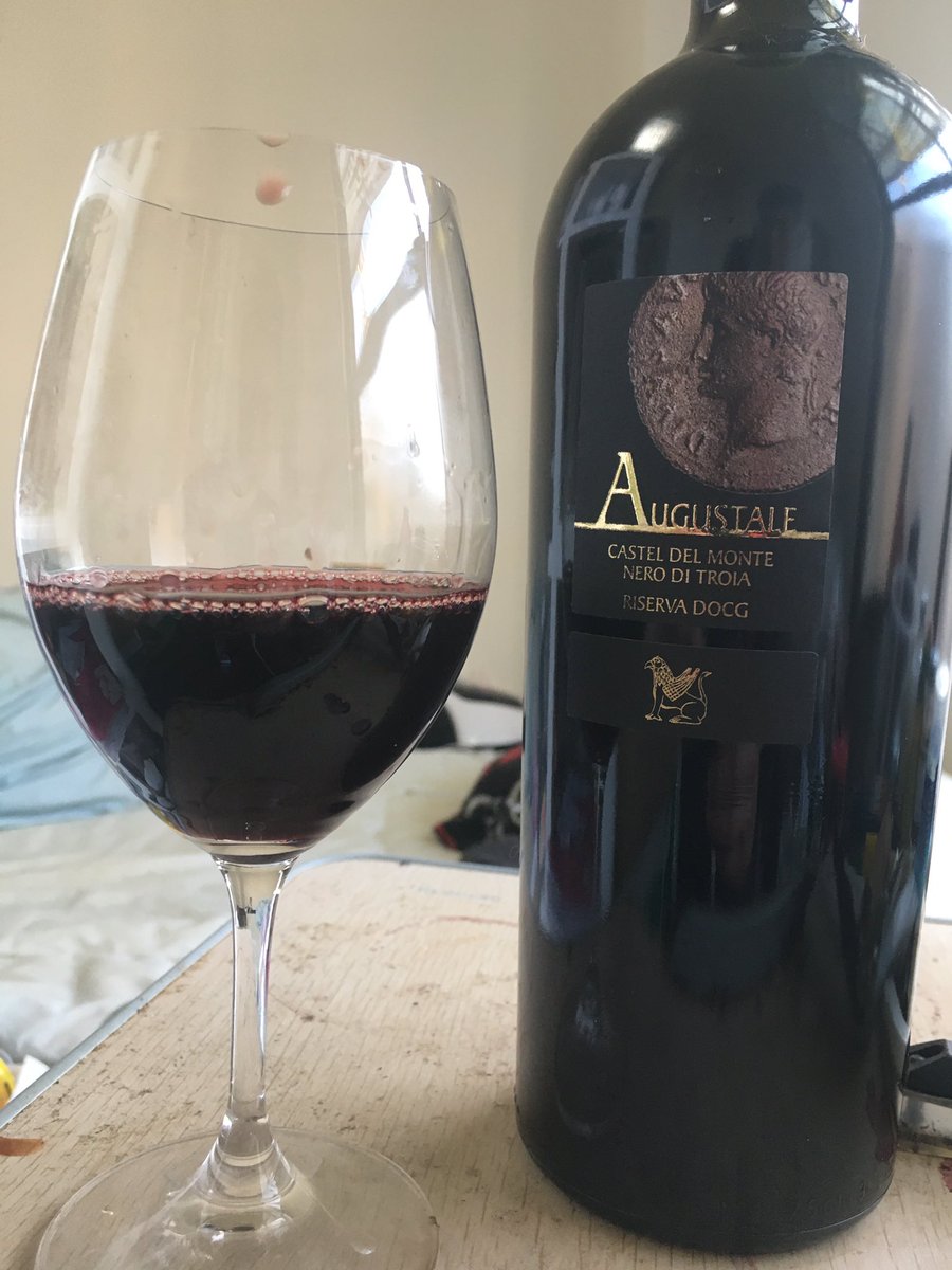 kame3_5's tweet image. 今日は仕事休みですが、早く目覚めたため、youtube見ながらモーニングワイン🍷
本日は　#イタリア🇮🇹 #プーリア　の　#DOCG
＃カステルデルモンテ・ネロ・ディ・トロイア・レゼルヴ
試験勉強してた時に暗記したもので店で見つけた時はテンション上がってきた！(^^)
香りの豊かさと華やかさが好きです