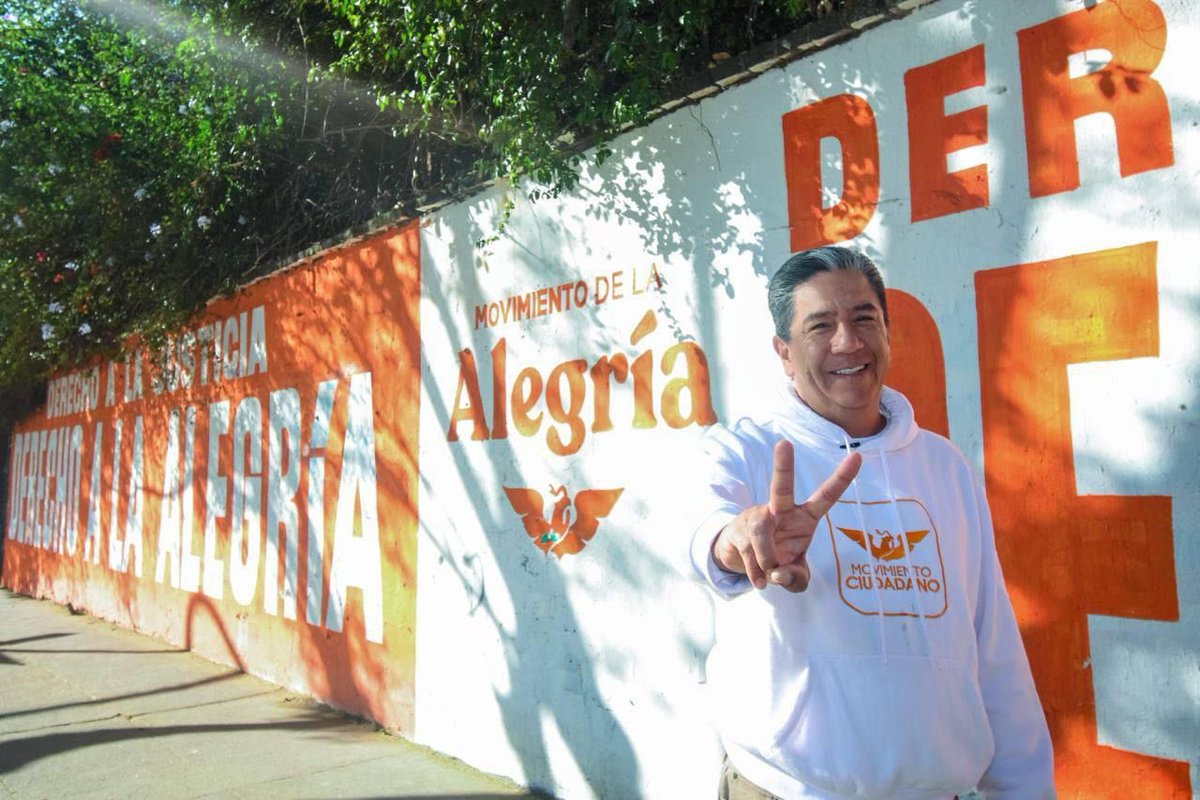 MarcoGamaSLP's tweet photo. Siempre con una sonrisa se trabaja para recuperar tu derecho a la justicia y paz. 🕊️⚖️ 

En el #MovimientoDeLaAlegría construimos un mejor futuro para ti y tu familia, para San Luis Potosí y todo 🇲🇽

#MovimientoDeLaAlegría 🧡 #ElFuturoEsNaranja 🍊 https://t.co/lxsFUiogv8