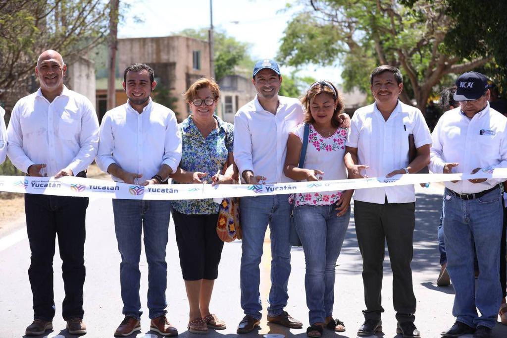 BIENESTARYUC's tweet photo. También, estuvimos presentes en compañía del Gobernador @MauVila, en la entrega de los trabajos de reconstrucción 3.1 km de calles del camino #Umán-#Tebec, el cual no había sido reparado desde hace 20 años. (1/2) https://t.co/zq3UCXW8yR
