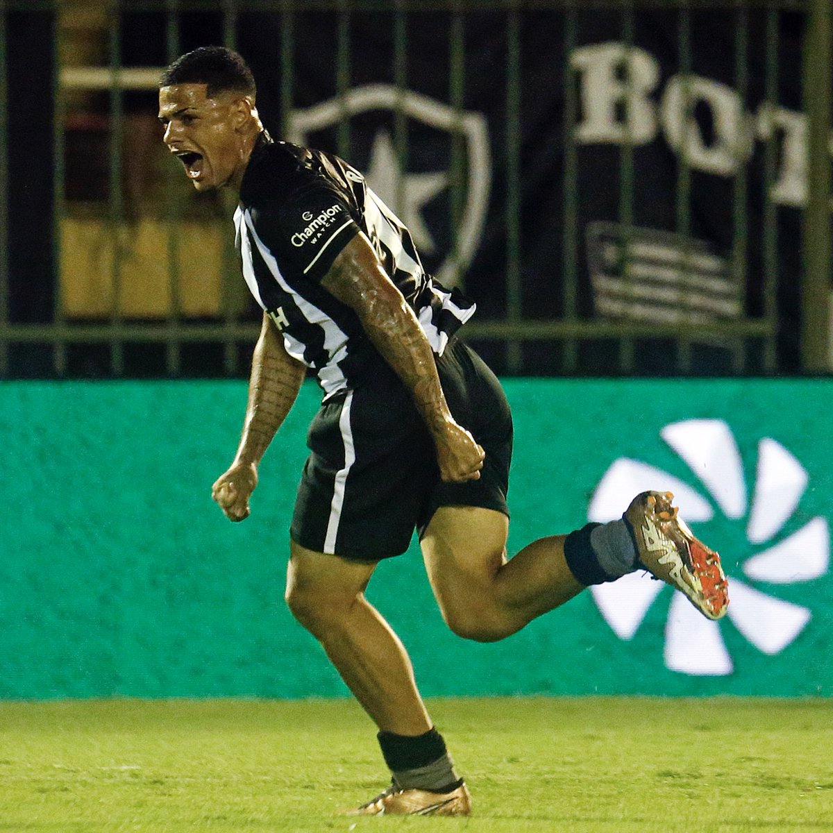 botafogo_store's tweet photo. Vibra meu cria! 🔥 #BotafogoStore 

🔗Garanta a #GloriosaCamisa no link da bio 

📸Vitor Silva/ BFR https://t.co/G7gcgFnYWj