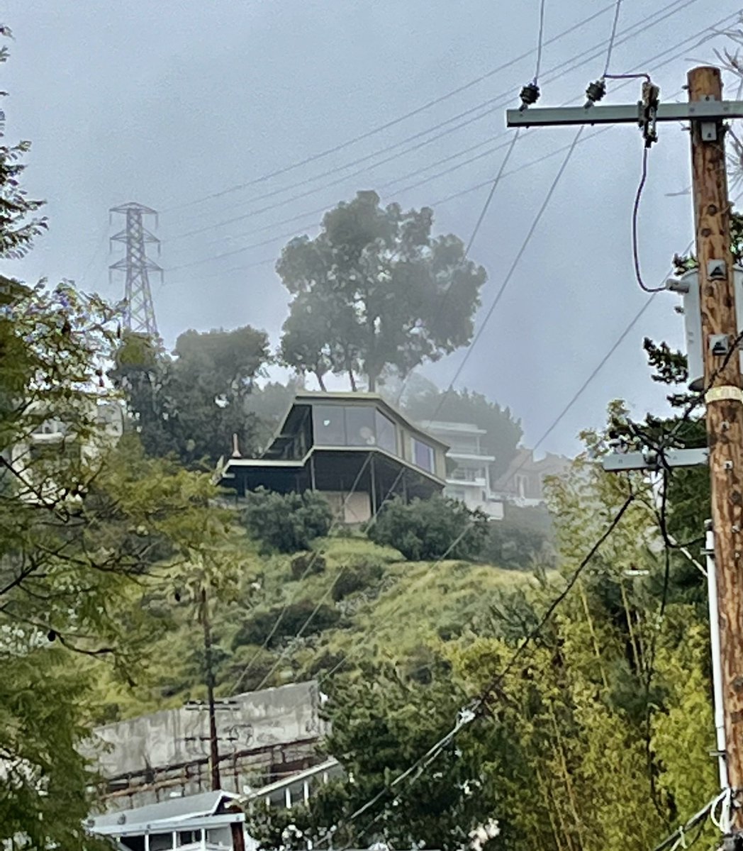 dwchurchwell's tweet photo. Out in LA on business but had to drive out of the way alittle bit to snap a pic of @welliver_titus’s iconic house from #BoschAmazon https://t.co/nYrGC9PNIO