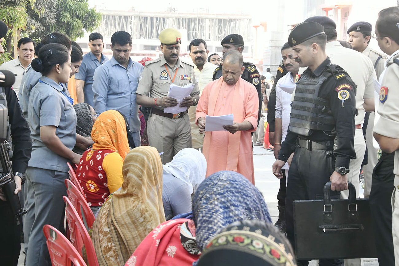 जनता दर्शन में CM Yogi ने सुनीं 300 लोगों की समस्याएं, कहा- किसी भी दशा में कोई गरीब बेघर नहीं होना चाहिए