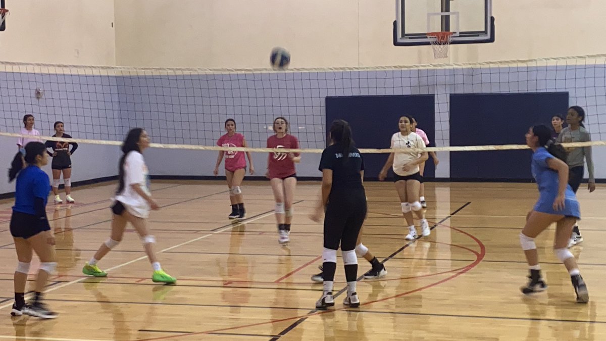 Rzee32's tweet photo. Volleyball non-stop! Again and again! #TEAMTXP #CLUBBALL #CLUBTXP #volleyballgirls #volleyball @1haze_ee @CMBJJBSLB @Prep1Athletes @YISDAthletics1 @RiversideVB1 https://t.co/sgNVi2vOYf