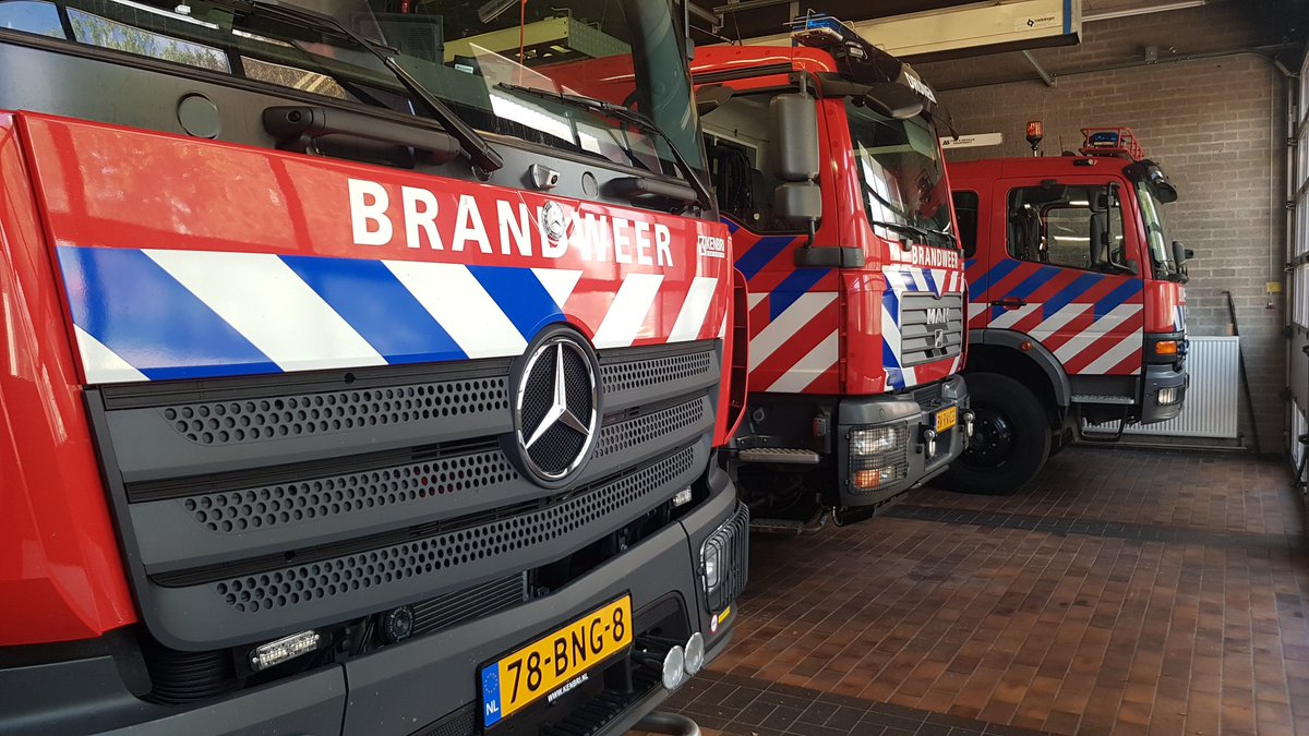 brwdrn's tweet photo. Ingezet bij autobrand in Grotestraat Drunen met 2 x TS. Meerdere voertuigen betrokken.  Geblust met Lage Druk en schuim. Omliggende panden gecontroleerd op aanwezigheid van verhoogde concentraties rookgassen en gebied weer vrijgegeven. https://t.co/1UDcNQ9rWU