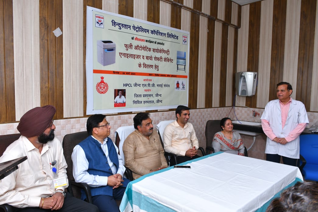 hpclchdlpg's tweet photo. आज @HPCL  द्वारा  #CSR  के तहत सिविल अस्पताल जींद में विधायक जींद, @DrKrishanLalMi4 और उपायुक्त जींद ,श्री मनोज यादव की मौजूदगी मे पूरी तरह से स्वचालित एवं जिले का पहला जैव रसायन विश्लेषक और जैव सुरक्षा कैबिनेट भेंट किया गया । @Dharmendra_1967 @arunbansal2502 @Rg03Goel @psingh66 https://t.co/j1N5hpevN2