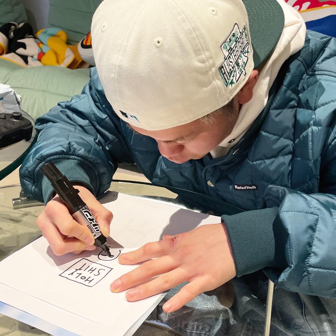 4/1(土)より4階にて販売

⭐︎那須川天心×HOLY SHIT
BOX Tシャツ＆クルーネックスウェット

天心選手が描いた
謎のおじさんトレーナーが
Tシャツとスウェットに🥊