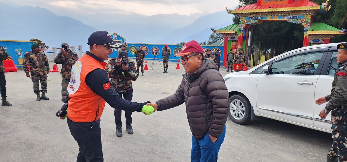 diprotawang's tweet photo. #PurvottarBharatParikrama
rally was flagged off by the DC from the #TawangWarMemorial this morning Brigadier KM Shende, Shaurya Chakra the team leader, presented Parikrama Souvenir from #EasternArmyCommander for the Chief Minister of Arunachal Pradesh to DC Tawang @KNDamo11 https://t.co/ecT72V3B0N