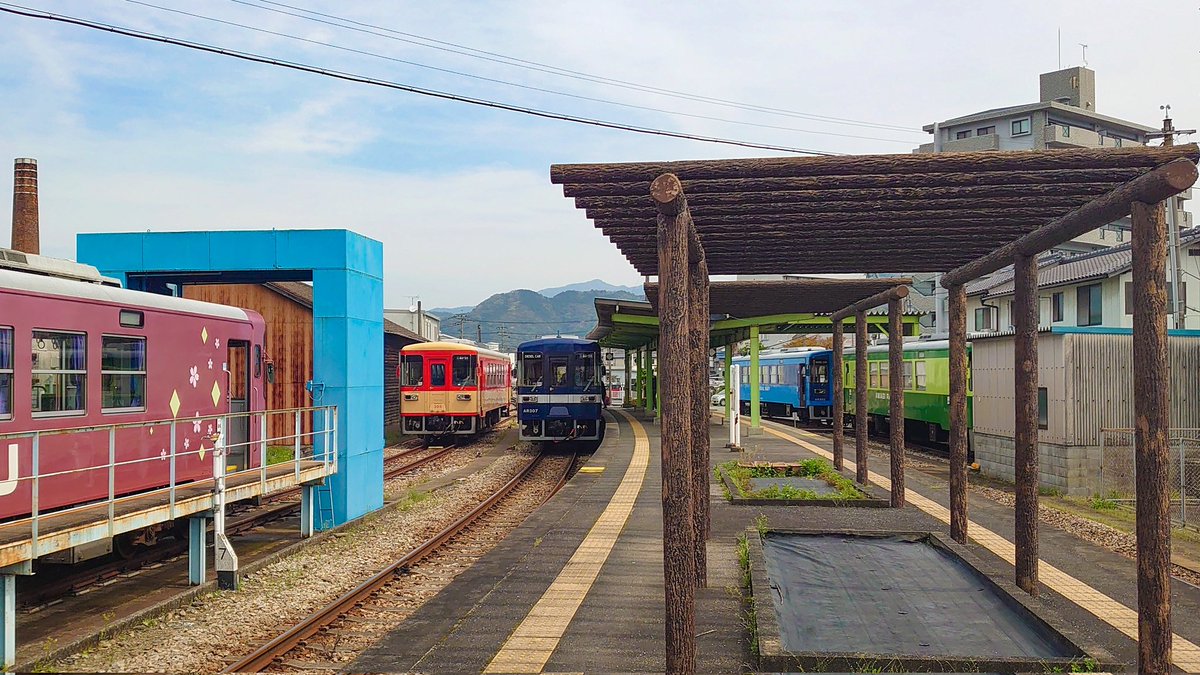 amagi_railway's tweet photo. こんにちは!#甘木鉄道 です!
甘木駅には車両を留置する箇所が幾つかあるのですが、今日はワンショットで全8両のうちの5両が撮影できました(笑)
本日桜カラーのAR306は、甘木発17時04分の列車から動く予定です!日中は動きません🙏
#AR302 #AR304 #AR305 #AR306 #AR307 https://t.co/tvGQf2GErg