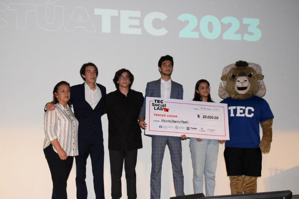 Paola_Angon's tweet photo. 🏅Nuestra juventud pone en alto a #SanPedroCholula.
🤗 Es un orgullo que Rodrigo, Narit y Gerardo, estudiantes de Woodcock School, obtuvieran el 3️⃣er lugar en el #TecSocialLab por su interés en brindar a nuestros horticultores mejores oportunidades, ¡felicidades! 👏 https://t.co/LisiZXrw8w