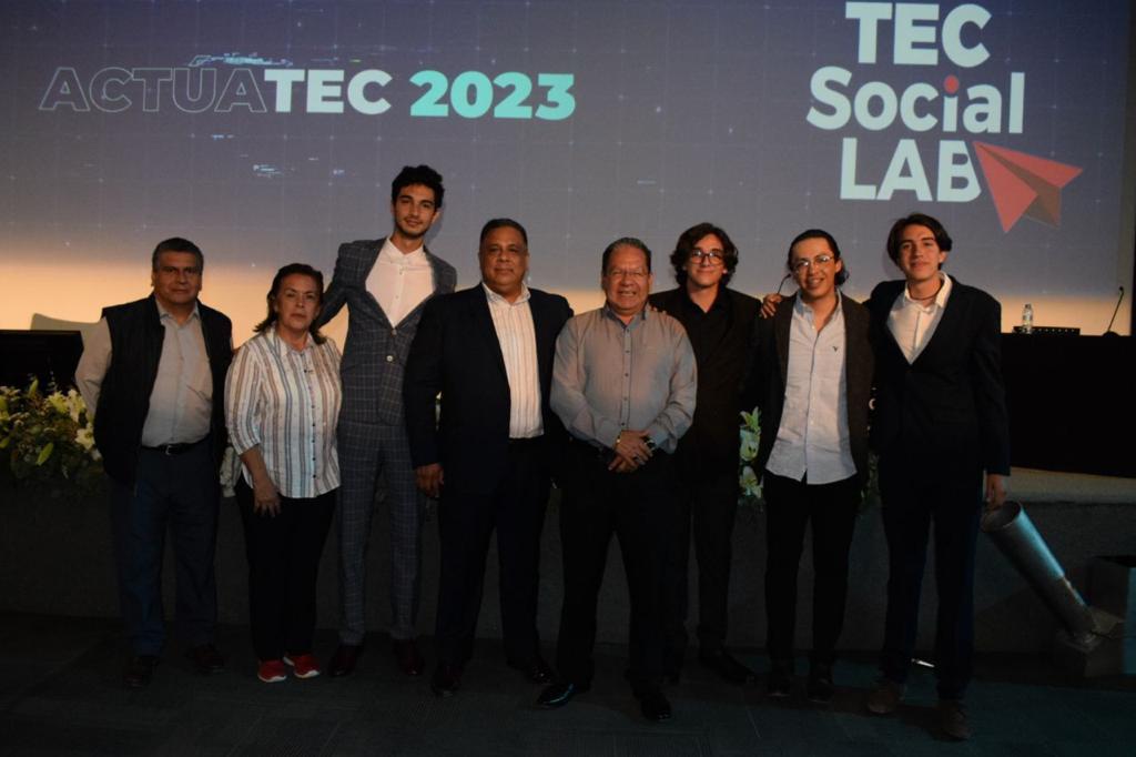 Paola_Angon's tweet photo. 🏅Nuestra juventud pone en alto a #SanPedroCholula.
🤗 Es un orgullo que Rodrigo, Narit y Gerardo, estudiantes de Woodcock School, obtuvieran el 3️⃣er lugar en el #TecSocialLab por su interés en brindar a nuestros horticultores mejores oportunidades, ¡felicidades! 👏 https://t.co/LisiZXrw8w