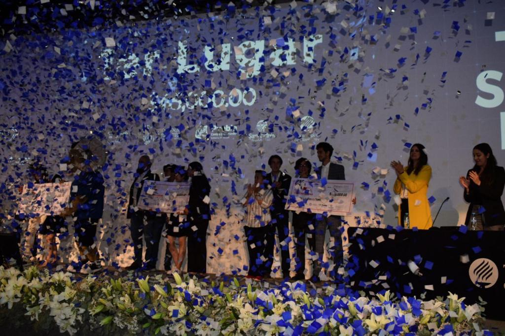 Paola_Angon's tweet photo. 🏅Nuestra juventud pone en alto a #SanPedroCholula.
🤗 Es un orgullo que Rodrigo, Narit y Gerardo, estudiantes de Woodcock School, obtuvieran el 3️⃣er lugar en el #TecSocialLab por su interés en brindar a nuestros horticultores mejores oportunidades, ¡felicidades! 👏 https://t.co/LisiZXrw8w