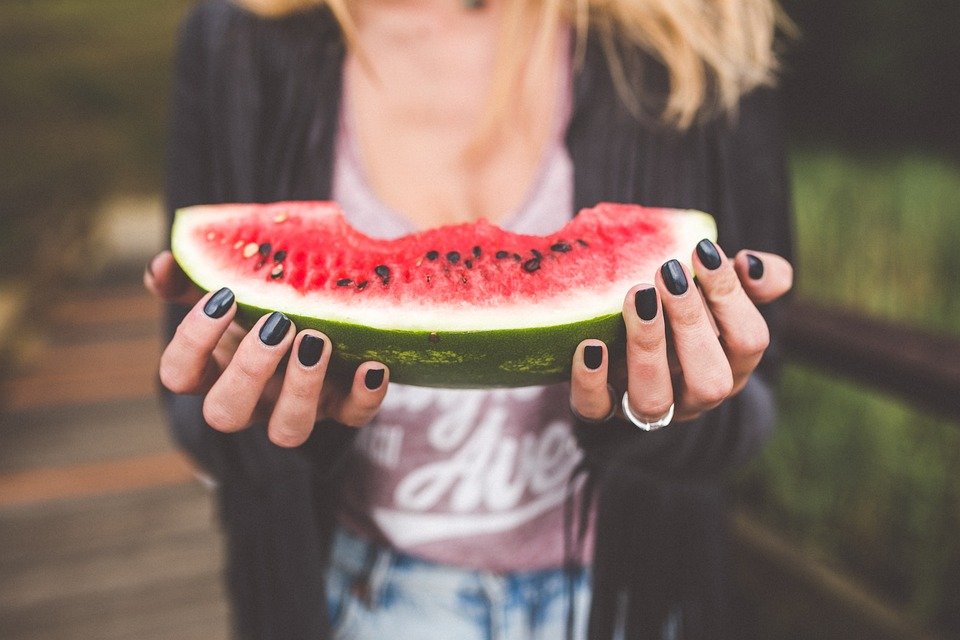 Research indicates that consuming melon can provide significant health benefits. Eating the fruit is said to boost your antioxidant and vitamin intake, as well as aid in digestion and hydration due to its high water content.