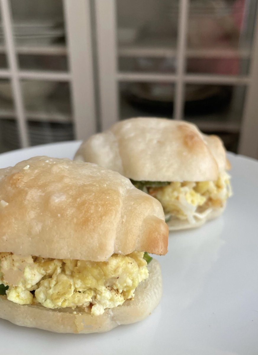 minayuu2000's tweet photo. 米粉の食パンでサンドイッチを作りたいとの相談があったんだけど、断然、バンズにしてバーガーかロールサンドにする方がオススメ‼︎

#グルテンフリー
#米粉パン
#ヴィーガン https://t.co/qjhmTROFE3
