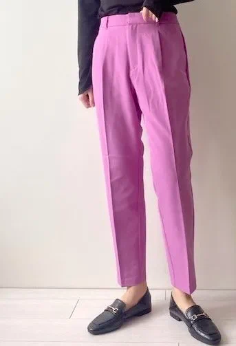 【GU新作】足がすらっと長く見えて嬉しい〜!1990円の「楽ちんパンツ」体型カバーの天才なんだけど…!の「テーパードパンツ」が優秀すぎる!はくだけですらっと美脚に見せてくれるの。しかも体型カバーまでしてくれます。デザインも機能性も大満足のパンツですよ〜! 